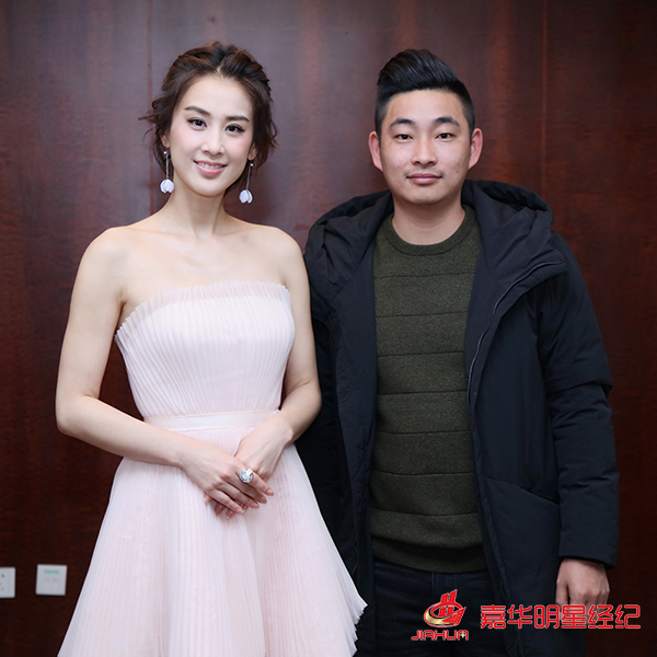 黃圣依杭州出席“感恩喜臨門(mén)”2017惠饋盛典