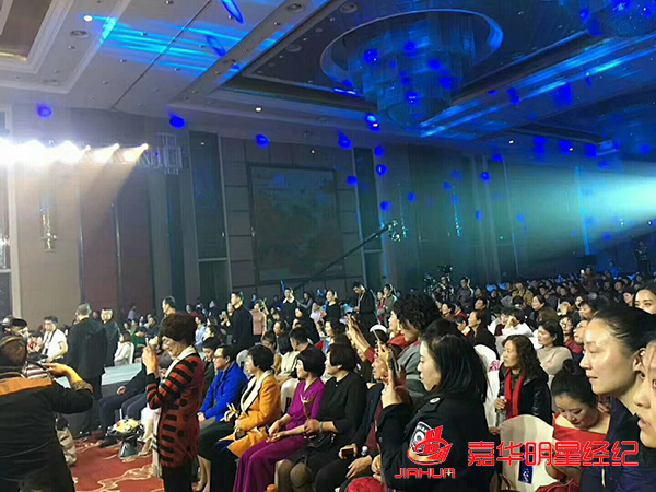 焦恩俊陳德容出席金鐘伯樂(lè)品牌盛典送祝福 焦恩俊陳德容出席金鐘伯樂(lè)品牌盛典送祝福