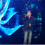 王杰隨經(jīng)紀人出席大連地產(chǎn)中秋晚會