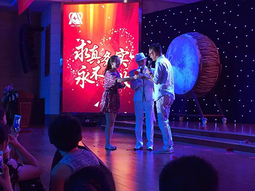 吳啟華、韓國男團Notice出席昆明至愛企業(yè)集團巨星見面演唱會