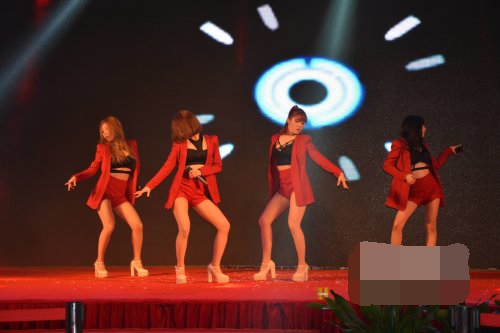 4X少女組合助力?？谛鲁俏釔倧V場封頂儀式