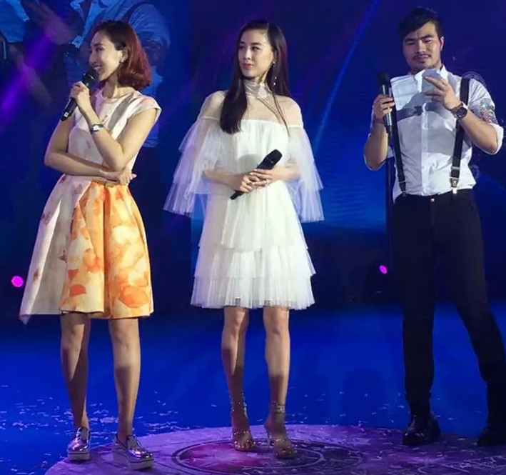 黃圣依一眾明星現(xiàn)身三亞蝸蝸新品發(fā)布會暨明星盛宴晚會