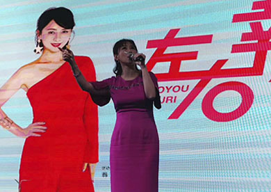 香港著名演員，歌手翁虹出席武漢左右沙發(fā)活動