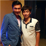 關(guān)禮杰與經(jīng)紀(jì)人李志合影